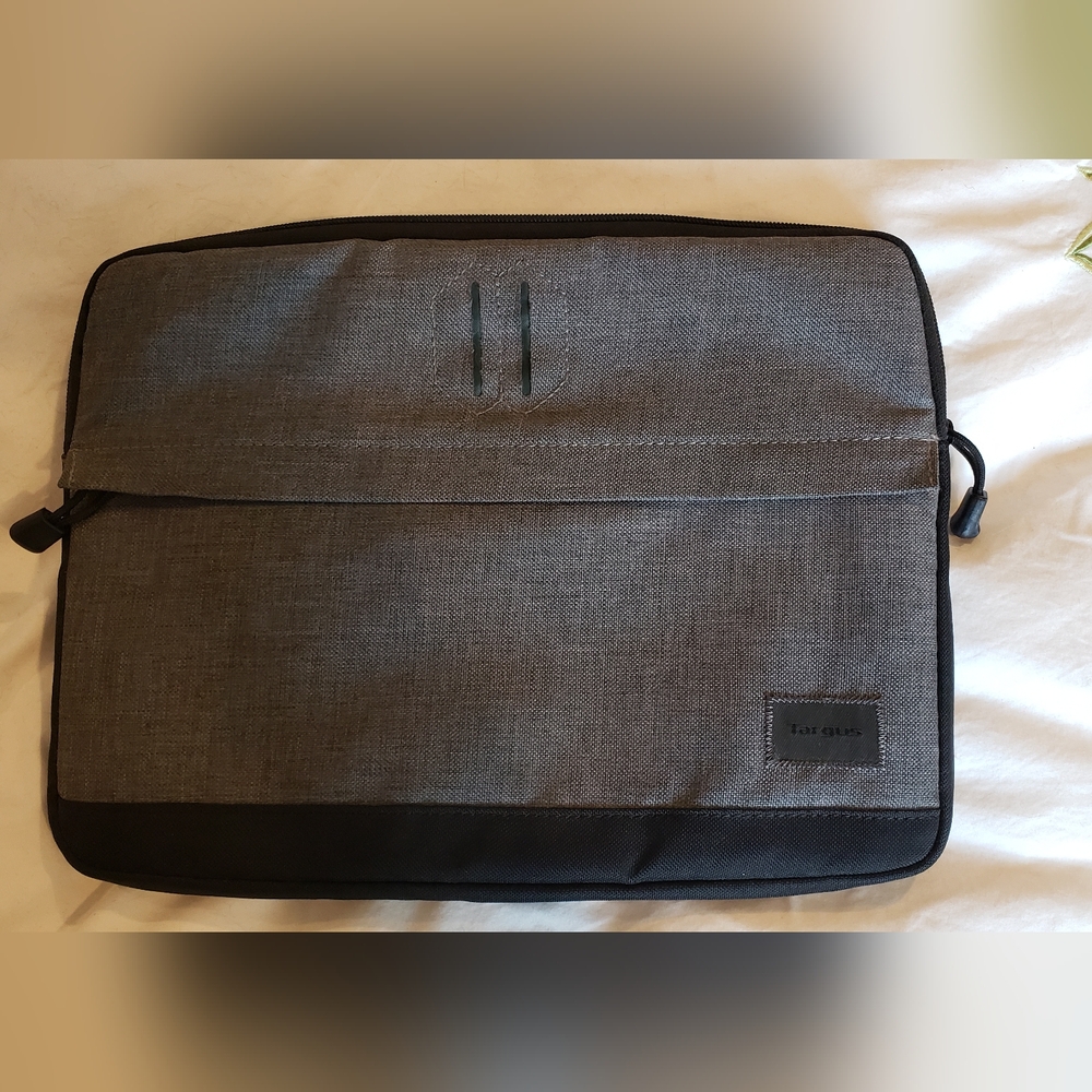 Targus Strata Sleek padded laptop sleeve